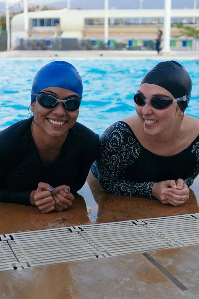 Dvě Mladé Ženy Opírající Venkovní Bazén Usmívající Portrét — Stock fotografie