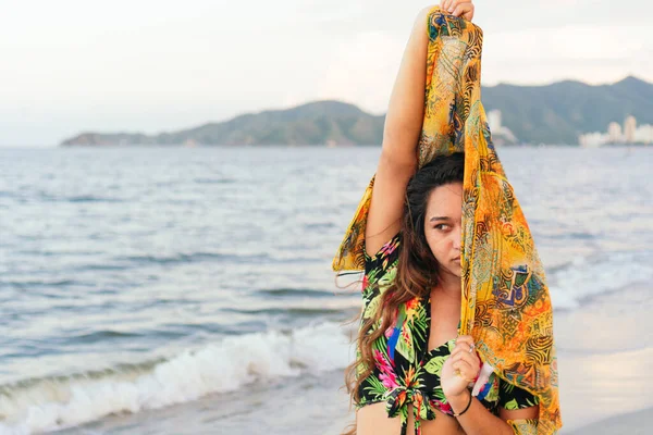 Femme Afro Américaine Marchant Sur Plage Enveloppée Avec Une Serviette — Photo