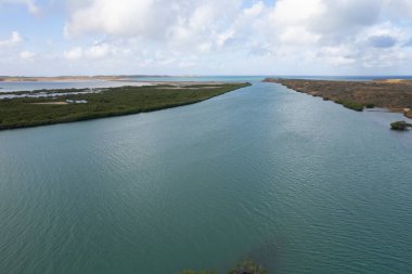 Çöldeki punta gallinas ve mangrov gölleri.