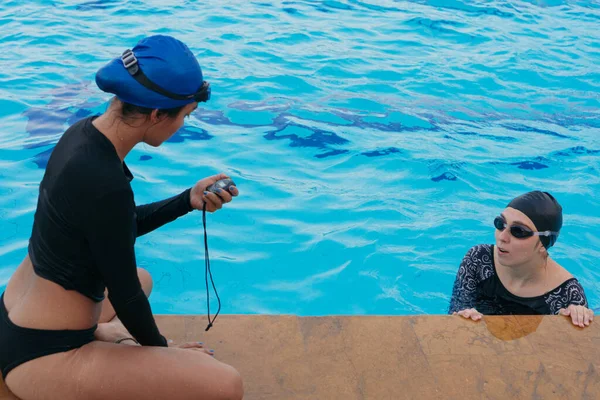 Entraîneur Personnel Enregistrant Temps Sur Chronomètre Bord Piscine Pendant Entraînement — Photo