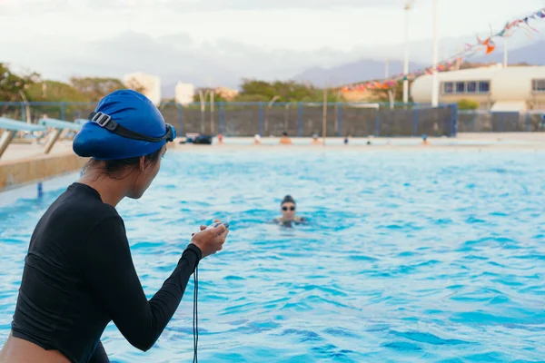 Tiempo Grabación Del Entrenador Personal Cronómetro Lado Piscina Durante Entrenamiento —  Fotos de Stock