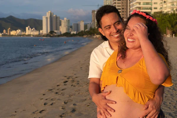 Feliz Joven Pareja Embarazada Relajándose Playa — Foto de Stock