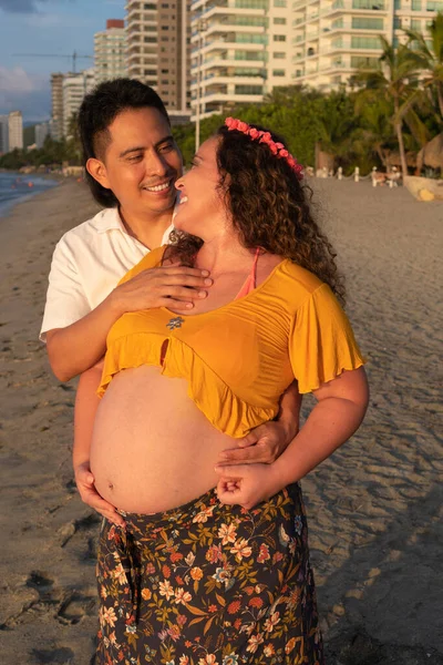 Lateinisches Paar Schwangere Frau Strand — Stockfoto