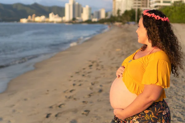 妊娠中の美しいです女性立っている彼女の妊娠中の腹 — ストック写真