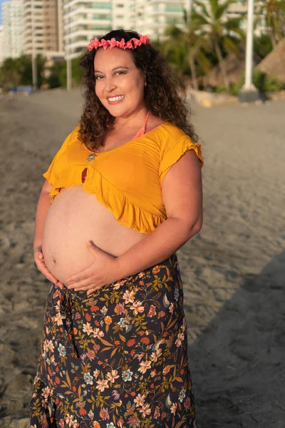 Zwangere Vrouw Door Het Strand — Stockfoto