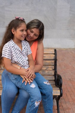 Anne ve kızı parkta eğleniyor.