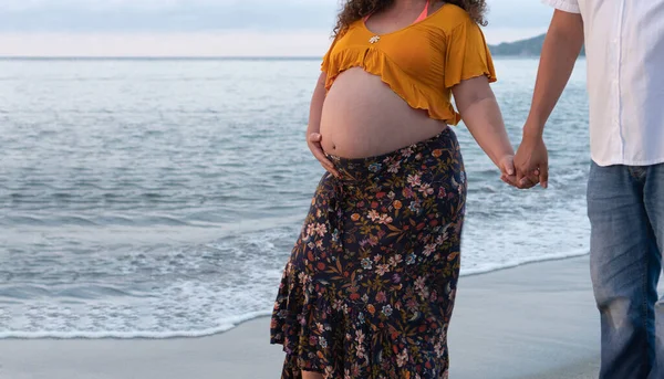 Hermosa Mujer Embarazada Hombre Caminar Playa Atardecer — Foto de Stock