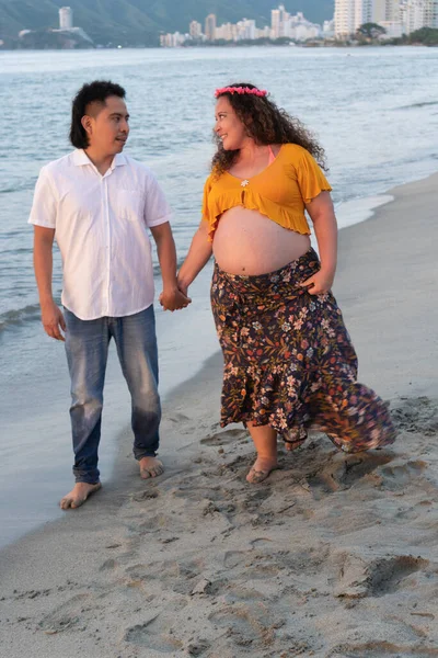 Pareja Embarazada Caminando Playa — Foto de Stock