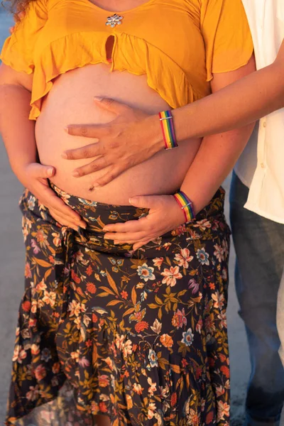 虹のハンドルを持つ認知できない妊娠中のレズビアンカップルは ビーチでリラックスして — ストック写真