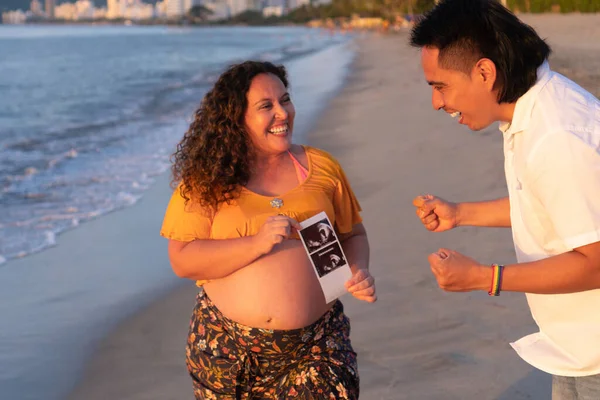 Pareja Embarazada Sosteniendo Ecografía Mano Bebé Feliz Embarazo Familiar Expectativa — Foto de Stock