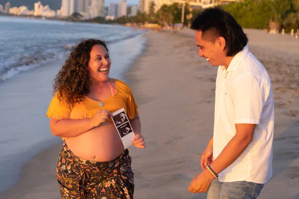 Pareja Embarazada Joven Mirando Imagen Ultrasonido — Foto de Stock