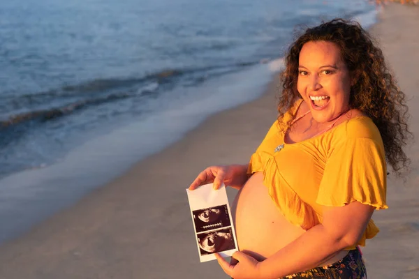 妊娠中の赤ん坊を持つ女性 ソノグラフィー 生まれていない子供の最初の写真を楽しんでいる幸せな期待の女性は 彼女の将来の人生を予期して — ストック写真