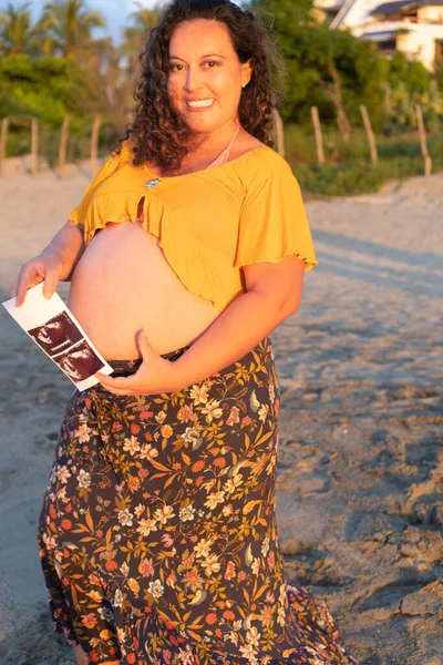 Έγκυος Γυναίκα Απολαμβάνει Μητρότητα Υπερηχογράφημα Εικόνα Του Μωρού Της — Φωτογραφία Αρχείου