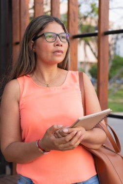 Sokakta yürüyen mutlu, güzel genç bir kadın.