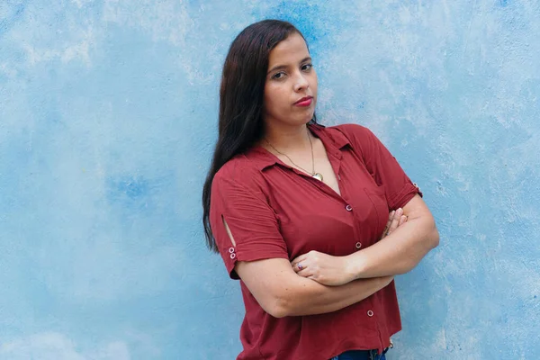 kollarını çapraz kadınla