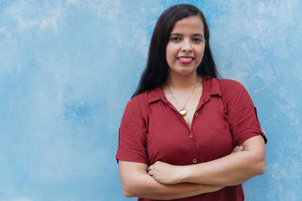 Genç melez iş kadını kameraya gülümsüyor