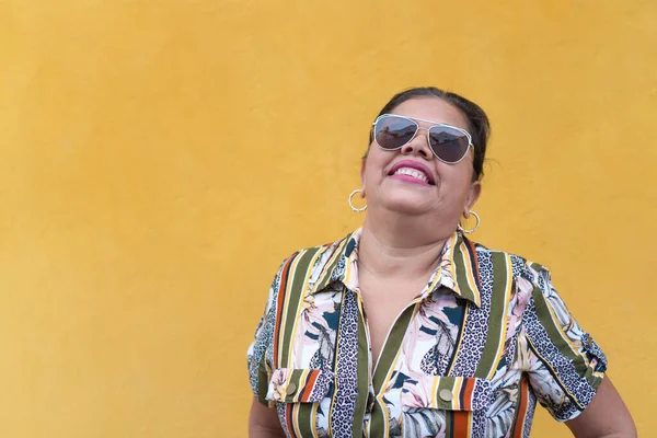 Duvara karşı duran kadın olgun