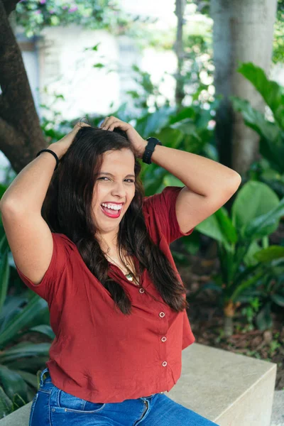 Mujer Joven Latina Una Blusa Roja Parque Verde — Foto de Stock