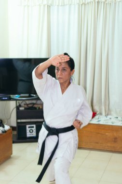Latin kadın karate sanatını icra ediyor.