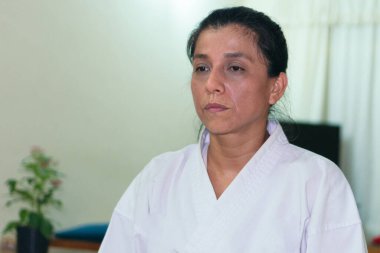 Kadın karate eğitmeni portresi