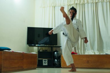 Dövüş sanatçısı hilal vuruşu yapıyor..