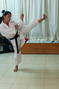 İspanyol kadın karate tekmeleri eğitiyor.