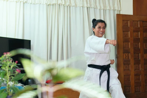 Chica Joven Vestida Con Kimono Tradicional Practicando Karate Casa Cinturón — Foto de Stock