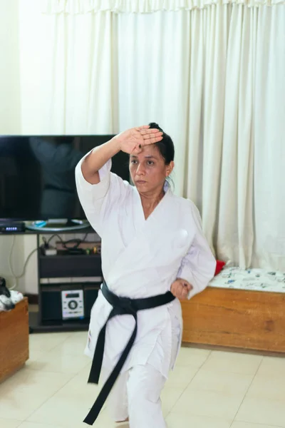 Latinská Žena Praktikující Bojové Umění Karate — Stock fotografie