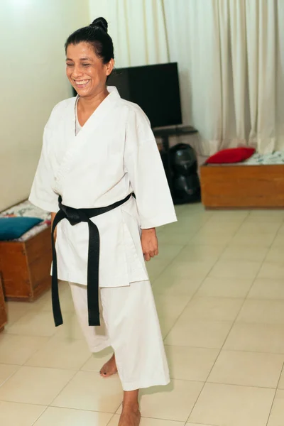 Kadın Evde Karate Çalışıyor — Stok fotoğraf