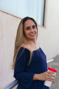 İş kadını kameraya bakarken gülümsüyor