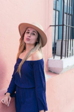 Parkta şapka takan İspanyol kadın.