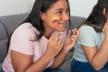 Ekvador 'un futbol taraftarları evde maç izliyor.