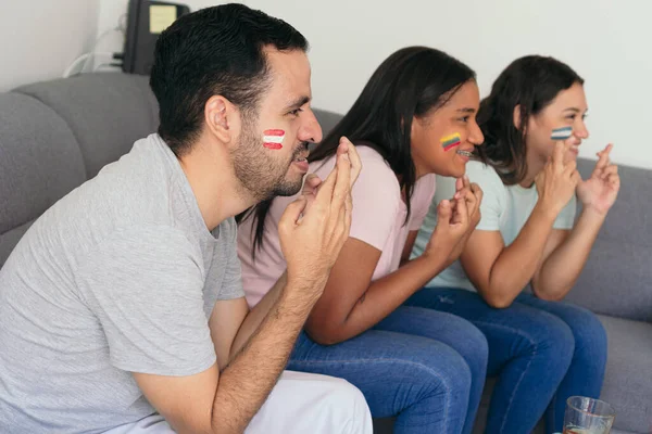 Latin Amerikalı futbol taraftarları evde maç izliyorlar