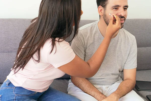 Brezilya bayrağını arkadaşının yüzüne boyayan kadın.