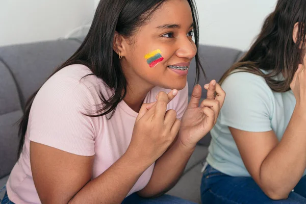 Ekvador 'un futbol taraftarları evde maç izliyor.