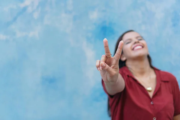 Smiling Woman Showing Peace Sign While Standing Wall — Foto Stock