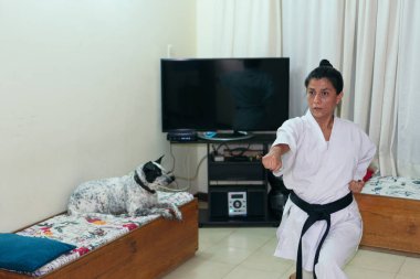 Evde karate eğitimi alan bir kadın.