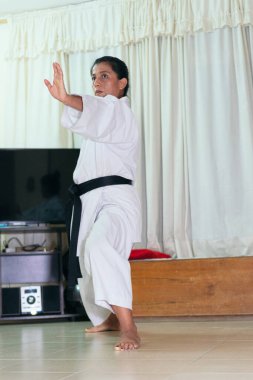 İspanyol kadın karate çalışıyor.