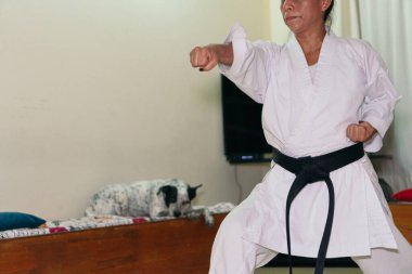 Karate eğitimi sırasında Latin Kadın yumruk atıyor