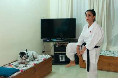 Evde karate kursunda kadın eğitimi