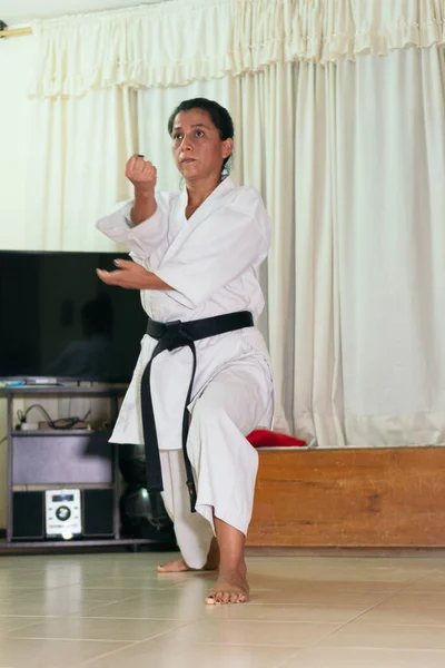 Starší Žena Cvičí Karate — Stock fotografie