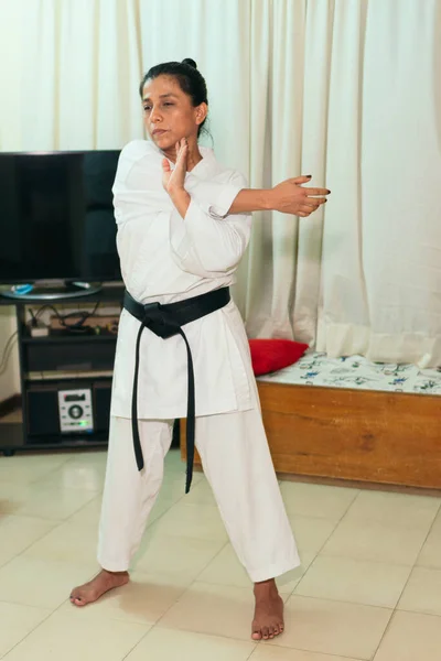 Hispánka Žena Kimonu Zahřívá Před Tréninkem Karate — Stock fotografie