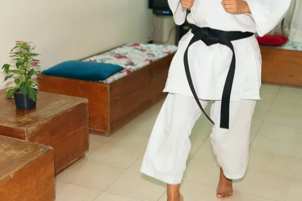 Karate Flicka Med Svart Bälte Öva Hemma — Stockfoto