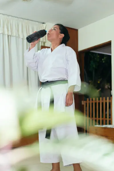 Hispanic Woman Kimono Resting While Practicing Karate Home — Stock Photo, Image