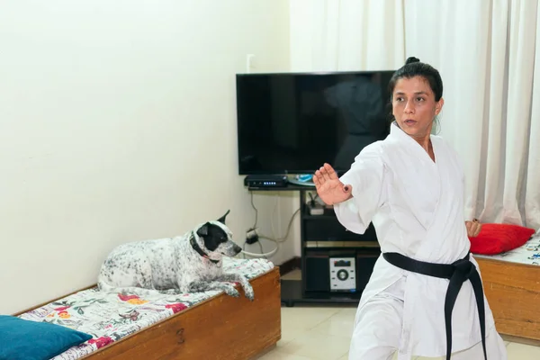 Photo Latina Woman Practicing Karate — Stock Photo, Image