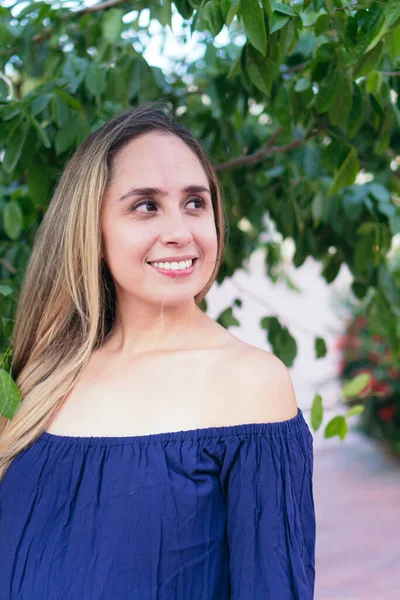 Mujer Sonriendo Mirando Lado Mientras Está Pie Parque Urbano — Foto de Stock