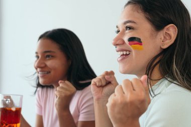 Arkadaşlar Almanya 'nın futbol takımını evde izliyorlar.