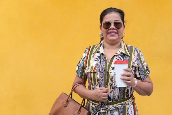 İspanyol kadın kahve almaya gidiyor.