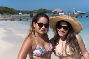 İki genç arkadaş sahilde eğleniyor.