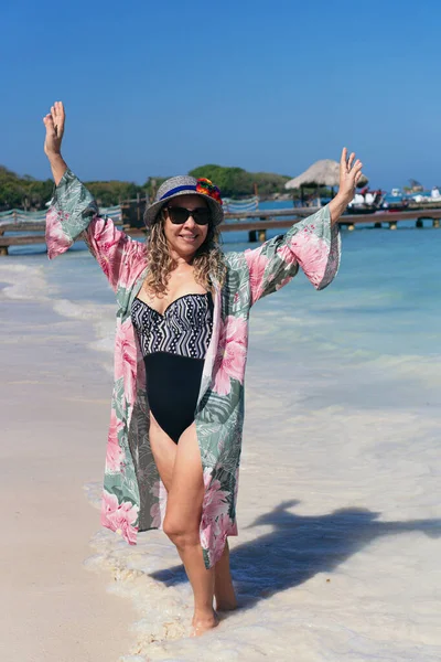 Latin kadın sahilde tatilin tadını çıkarıyor.